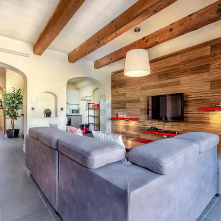 Peaceful Retreat With Pool & Sun Lounger Villa