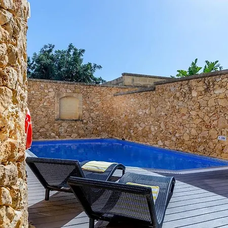Villa Peaceful Retreat With Pool & Sun Lounger *