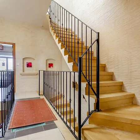 Peaceful Retreat With Pool & Sun Lounger Villa