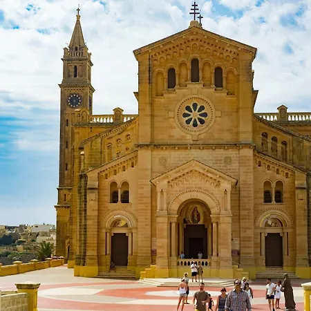 Villa Peaceful Retreat With Pool & Sun Lounger *