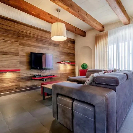 Peaceful Retreat With Pool & Sun Lounger